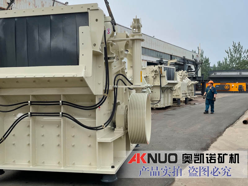 1520歐版反擊式破碎機液壓升降裝置，方便進行維修和日常保養